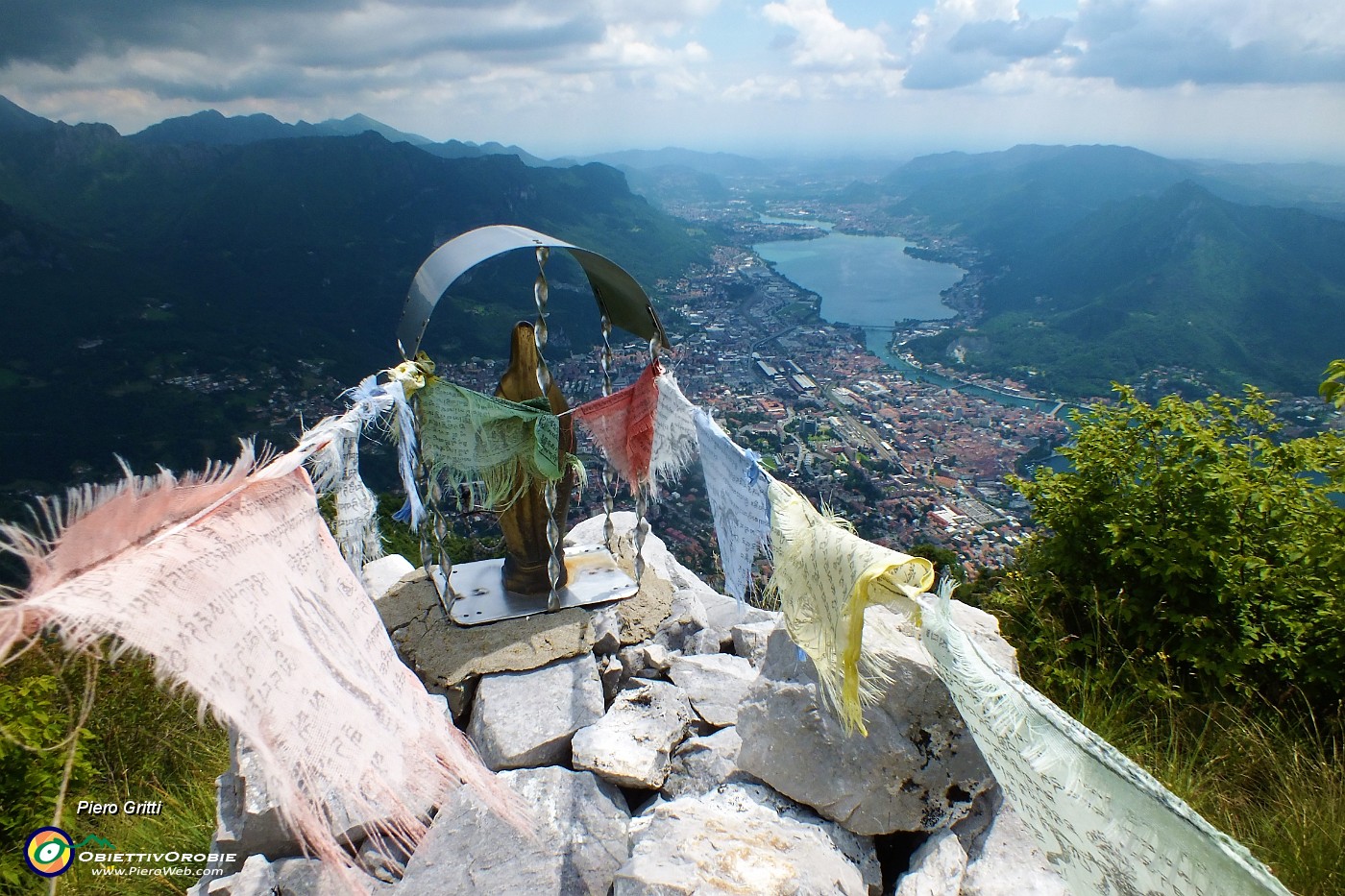 82 La Madonnina del Regismondo veglia dall'alto su Lecco.JPG